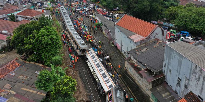 Foto udara kondisi KRL Commuter Line 1722 yang anjlok di pintu perlintasan Kebon Pedes, Tanah Sareal, Kota Bogor, Jawa Barat, Minggu (10/3/2019).