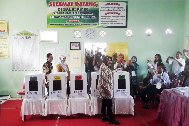 Wali Kota Surabaya Tri Rismaharini memasukkan surat suara ke dalam kotak suara di TPS 001, Kelurahan Jajar Tunggal, Kecamatan Wiyung, Surabaya, Rabu (17/4/2019).