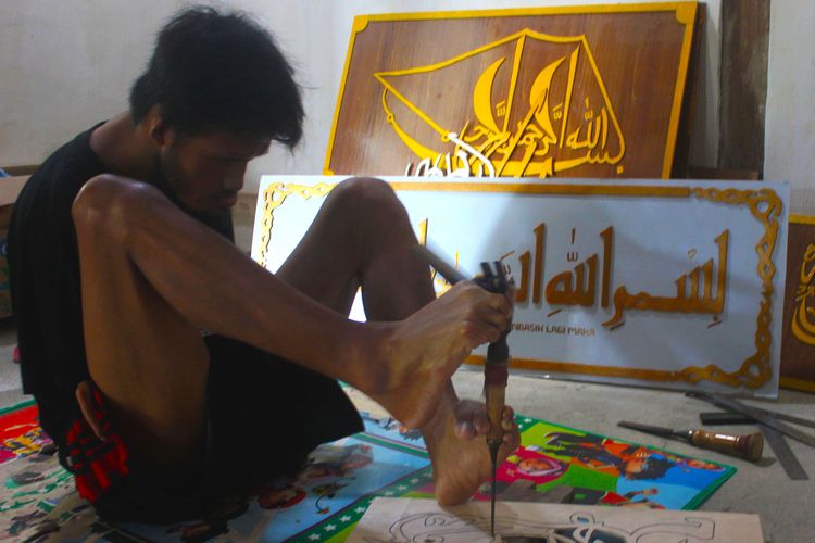 Machmud Gozali, warga Desa Nglego Kabupaten Ngawi,yang merupakan penyandang disabilitas memiliki keahlian membuat kaligrafi 3 dimensi dari triplek. Melalui karya kaligrafi 3 dimensinya dia berharap bisa menjadi ladang amal.