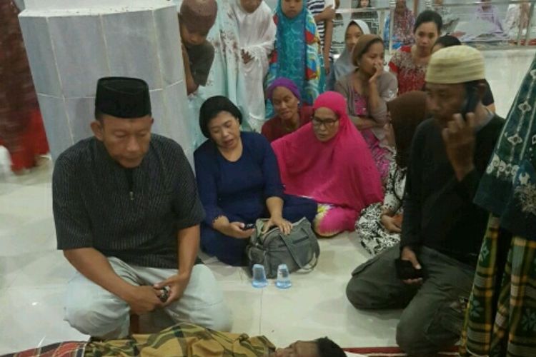Jamaah Masjid Jami Mujahidin Kampiri, Kecamatan Pammana, Kabupaten Wajo, Sulawesi Selatan tengah mengevakausi jasad seorang pria paruh baya yang meninggal usai shalat magrib berjamaah. Jumat, (16/2/2018).