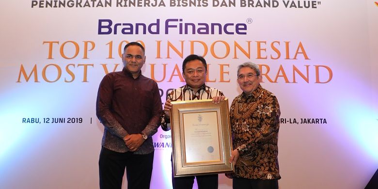 Direktur Utama Telkom Ririek Adriansyah (tengah) menerima penghargaan yang diserahkan oleh Pemimpin Redaksi SWA Kemal E. Gani (kanan) didampingi oleh Direktur Pengelola Brand Finance Asia Pasifik Samir Dixit (kiri)