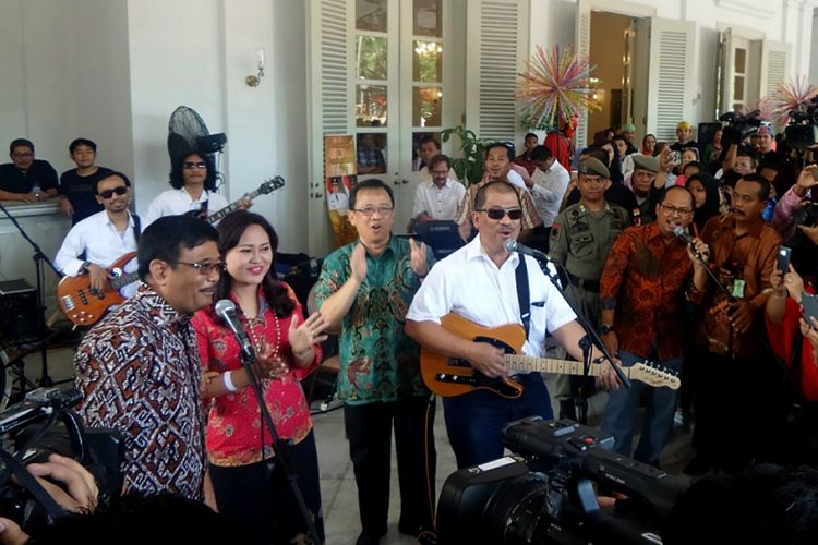 Mantan Gubernur DKI Jakarta Djarot Saiful Hidayat (kiri) bernyanyi bersama sejumlah pejabat DKI ketika acara pelepasan di depan Balai Kota DKI Jakarta, Minggu (15/10/2017). Djarot bersama istri diarak menggunakan kereta kencana diiringi oleh pegawai dan BUMD dari Balai Kota ke Gedung Joang 45 sebagai bentuk ucapan terima kasih atas pengabdiannya sebagai Gubernur DKI Jakarta.