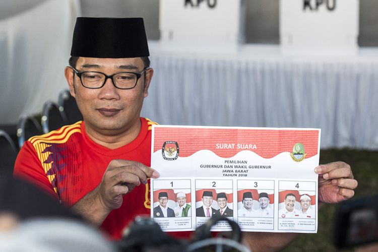 Calon gubernur Jawa Barat nomor urut satu Ridwan Kamil menunjukkan surat suara sebelum menggunakan hak pilih, di TPS 21 Bandung, Jawa Barat, Rabu (27/6/2018). Pilgub Jabar diikuti empat pasang cagub dan cawagub dengan jumlah daftar pemilih tetap (DPT) sebanyak 31.735.133 pemilih.