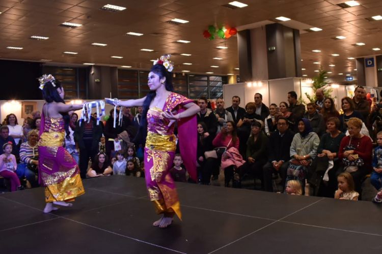 Pada hari pertama, 24 November 2018, Indonesia juga menampilkan tarian Bali Panyembrama yang dibawakan oleh dua orang Diaspora Indonesia. Mereka tergabung dalam Ikatan Kerukunan Keluarga Indonesia di Yunani (IKKIY).