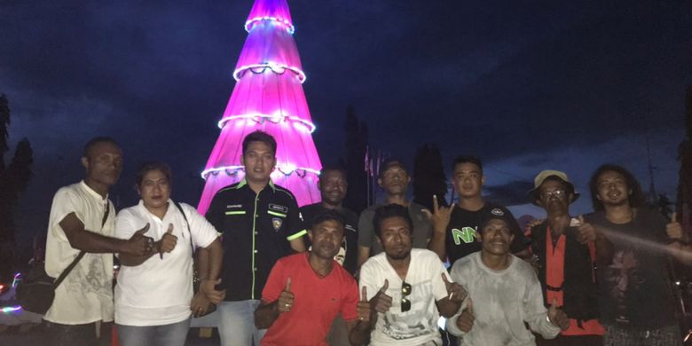 Para pemuda dari Bihewa Falls Community merancang pohon Natal setinggi 17 meter di pusat kota Nabire sebagai lambang perdamaian dan toleransi.