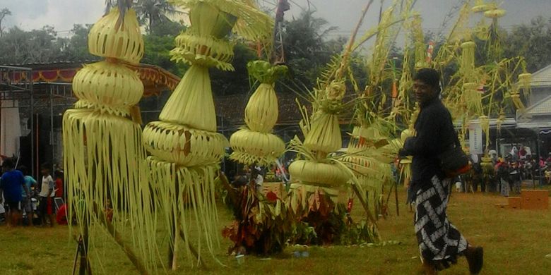 Festival Penjor juga jadi salah satu rangkaian acara dalam peringatan HUT ke-71 Desa Banjararum di Kalibawang, Kulon Progo, DI Yogyakarta, Selasa (17/4/2018). Festival yang berlangsung untuk meningkatkan potensi desa ini baru berlangsung kali kedua. 