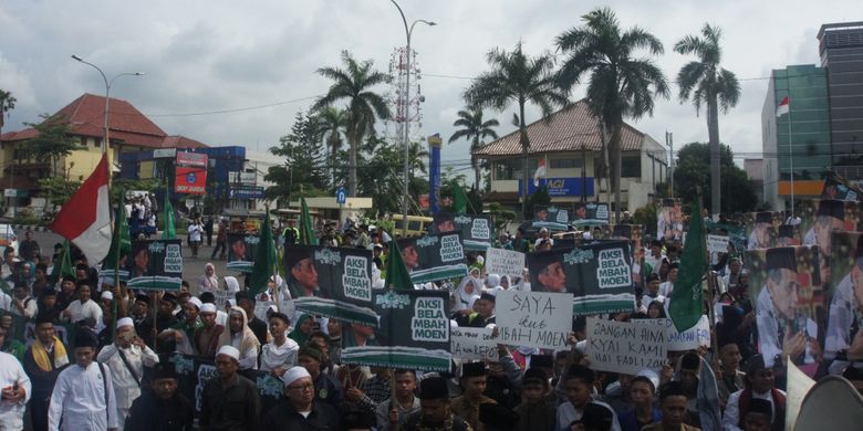 Ratusan santri dan kiai Nahdiyin Karawang melakukan longmarch untuk mendesak Fadli Zon meminta maaf secara langsung kepada Mbah Moen atau Maimun Zubair, seorang ulama Nahdatul Ulama (NU), Jumat (15/2/2019).