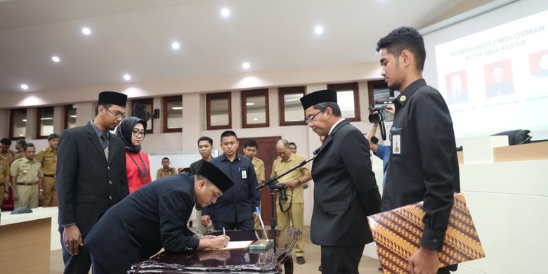 Wali kota Makassar, Mohammad Ramdhan Pomanto melantik 3 komisioner Ombudsman Kota Makassar di Balaikota Makassar, Senin, (29/4/2019)