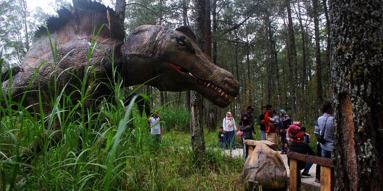 Letak geografis Mojosemi  Forest Park di kaki Gunung Lawu dengan hutan pinus dan memiliki ribuan pohon raksasa membuat wahana Dinosaurus Park mirip suasana aslinya di zaman purba. 