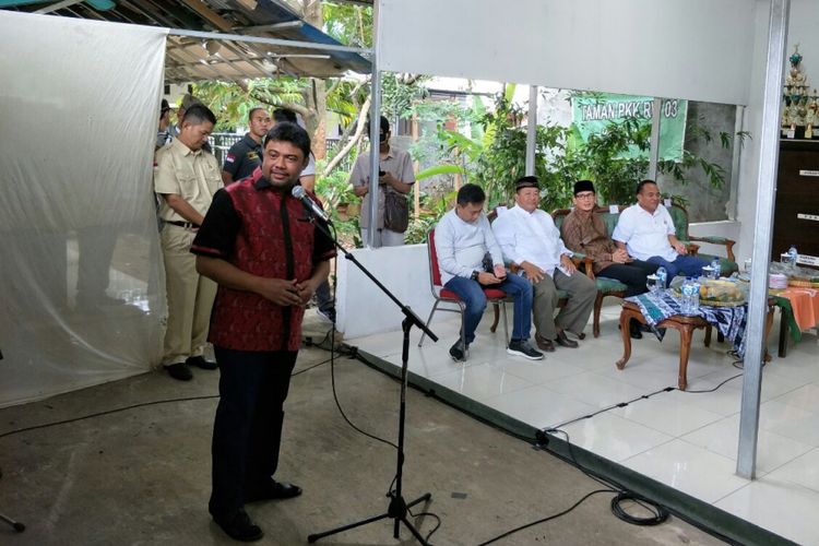 Presiden KSPI Said Iqbal berbicara di depan Wakil Gubernur DKI Jakarta Sandiaga Uno di aula RW 03 Kalisari, Minggu (28/1/2018). 