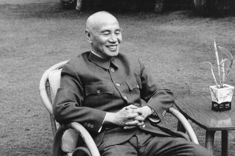 Chiang Kai Shek meninggal dunia di usia 87 tahun karena kondisi kesehatannya yang terus memburuk hingga mengalami gagal ginjal dan sempat terkena serangan jantung.