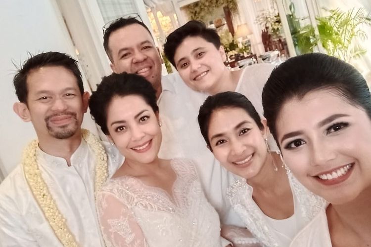Happy Salma mengunggah fotonya bersama Lulu Tobing dan kekasihnya Bani M Mulya berserta rekan-rekannya yang lain.