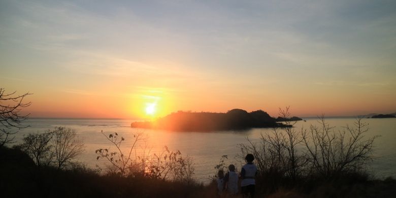 Matahari terbit di Pulau Rutong di Taman Wisata Alam 17 Pulau, NTT.