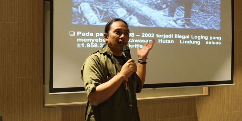 Pendiri Laskar Hijau Aak Abdullah al-Kudus sedang menjelaskan pembalakan hutan ilegal yang terjadi di sekitar Gunung Lemongan, Jawa Timur telah merusak ekosistem di kawasan tersebut. 