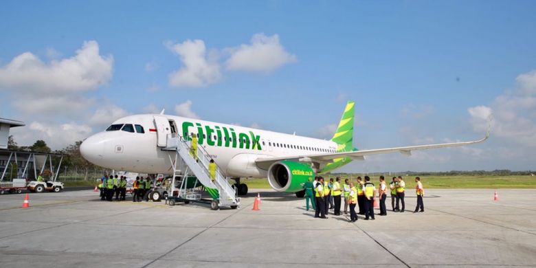 Pendaratan perdana pesawat Airbus A-320 dari maskapai penerbangan Citilink berlangsung mulus di landasan Bandara Banyuwangi, Kamis (9/8/2018).