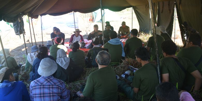 Peserta sedang mendengarkan pengarahan dari tim Juri dan Panitia saat pembukaan lomba foto burung endemik Sumba dan birdrace, Senin (6/8/2018). 