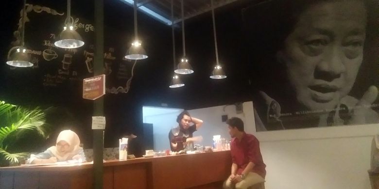 Pengunjung di Kafe Oksigen, Jalan Sidomakmur, No 86, Letak Sari, Mulyoagung, Dau, Kota Malang, Sabtu (20/10/2018) malam.