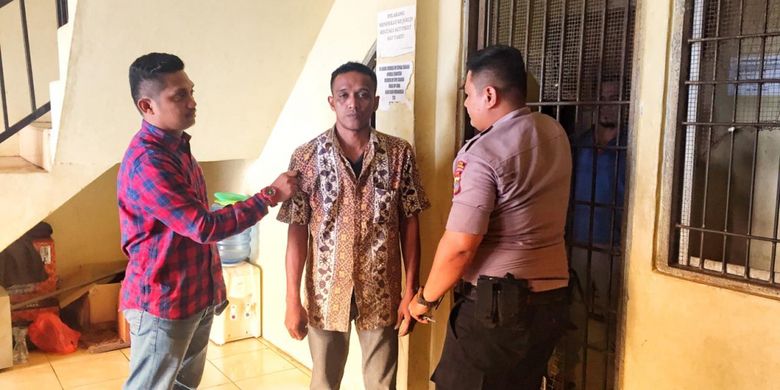 Polisi menahan salah seorang narapidana yang kabur dari Banda Aceh di Polres Lhokseumawe, Jumat (30/11/2018)