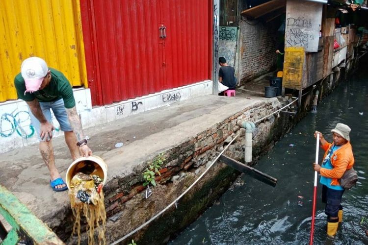 Sebuah foto beredar viral di sosial media tentang seorang warga membuang sampah ke Kali Krukut, Tanah Abang pada Rabu (30/1/2019