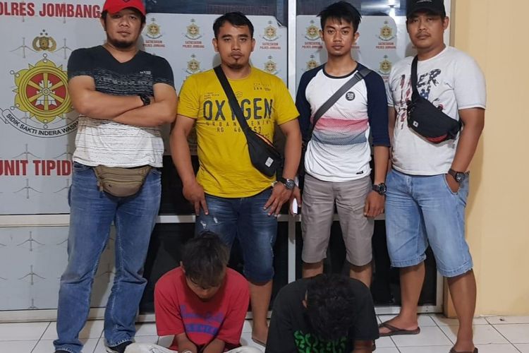 Dua anak terduga pelaku perkosaan (dua dibawah), bersama petugas dari unit Resmob Polres Jombang Jawa Timur.