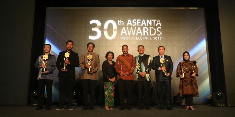 Menteri Pariwisata Arief Yahya, Deputi Presiden ASEANTA SAM Cheah, dan Secretary General of ASEANTA Margaret Heng menemani para pemenang The 30th ASEANTA Awards for Excellence 2017, di Jakarta, Selasa (8/8/2017).