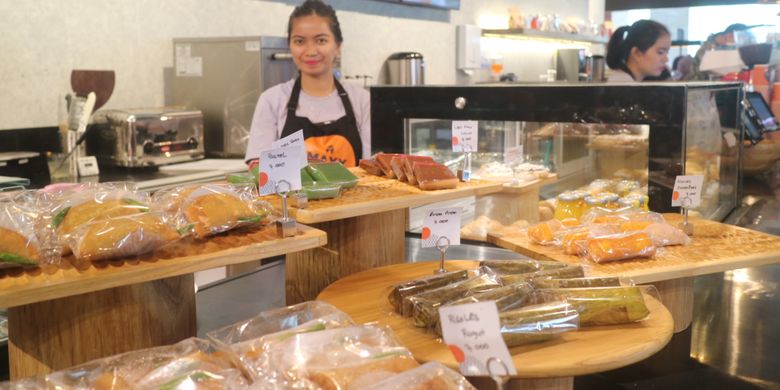 Kue-kue lokal yang disajikan di gerai MAXX Corner, Plaza Semanggi Jakarta.