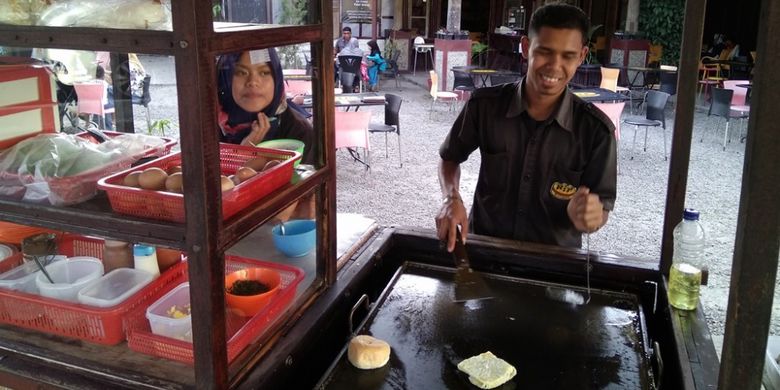 Pekerja memasak burger di Hip Burger, Jalan Mesrah Pendopo, Aceh Tengah, Minggu (16/10/2017).