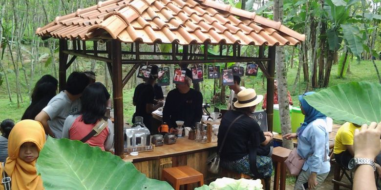 Setelah capek selfie di Radja Pendapa, Kendal, Jawa Tengah, wisatawan bisa juga menikmati kopi kendal, Minggu (5/11/2017).