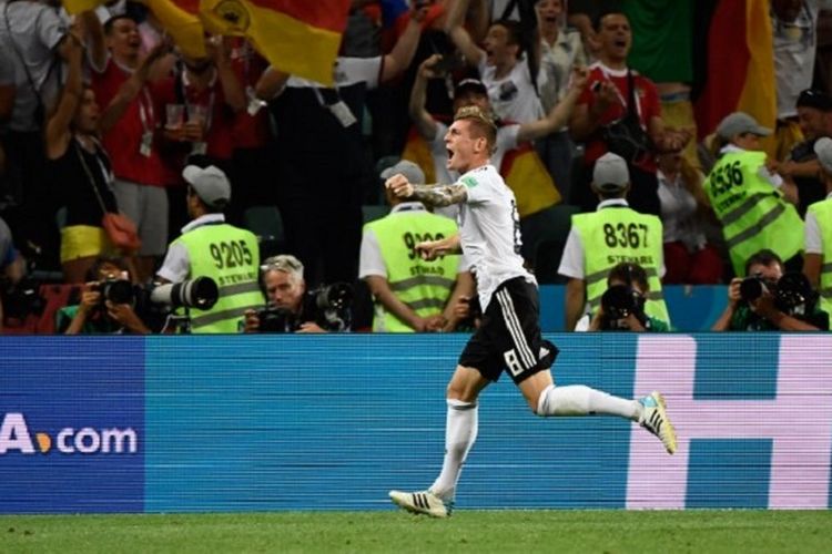 Toni Kroos merayakan gol kemenangan Jerman atas Swedia pada pertandingan Grup F Piala Dunia 2018 di Sochi, 23 Juni 2018.

