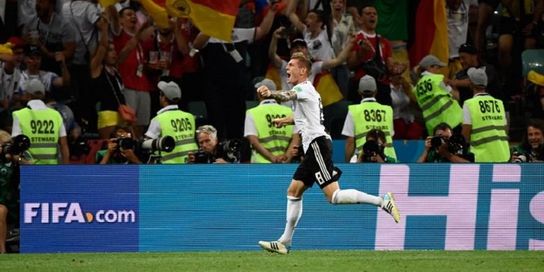 Toni Kroos merayakan gol kemenangan Jerman atas Swedia pada pertandingan Grup F Piala Dunia 2018 di Sochi, 23 Juni 2018. 