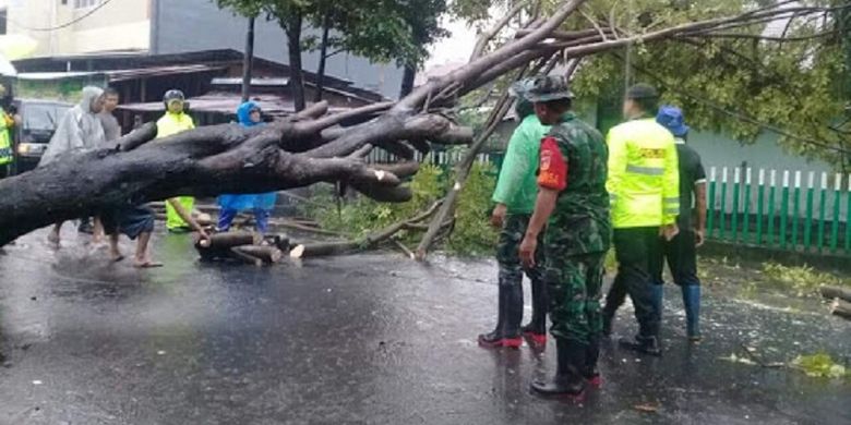 Cuaca ekstrem di Sulawesi Utara membuat beberapa wilayah terkena banjir dan longsor.