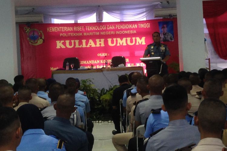 Komandan Korps Marinir Mayor Jenderal Bambang Susmarsono saat memberi kuliah umum di Politeknik Maritim Negeri Semarang, Kamis (29/3/2018).