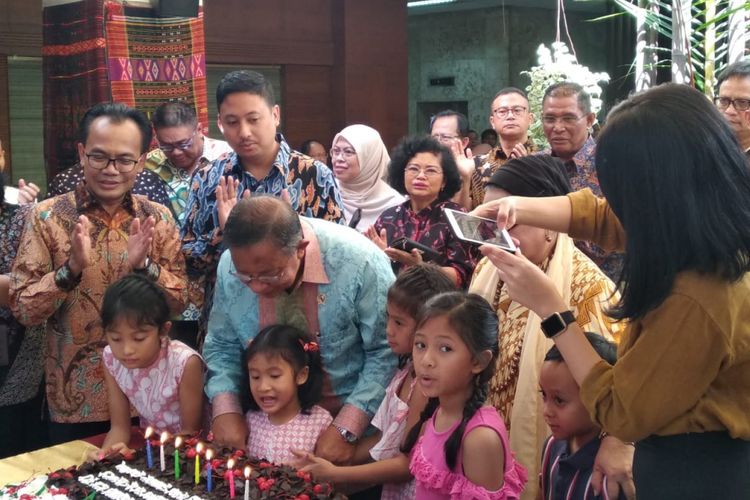 Menteri Koordinator Perekonomian Darmin Nasution bersama cucu-cucunya di Kantor Kemenko Perekonomian, Jakarta, Jumat (21/12/2018)