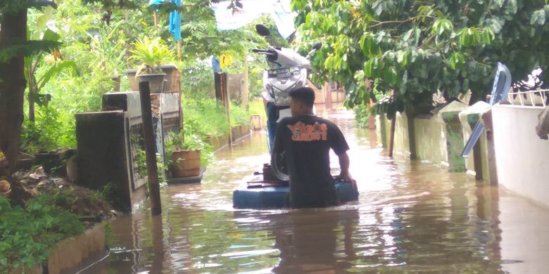 Banjir  di Jalan Arus, Cawang, Jakarta Timur, akibat luapan sungai Ciliwung, Senin (5/2/2018)