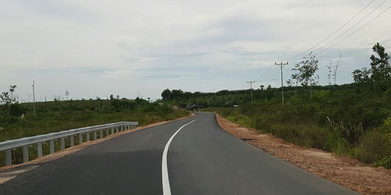 Kondisi jalan perbatasan di Kecamatan Putusibau menuju PLBN Terpadu Nanga Badau, Kelaimantan Barat.