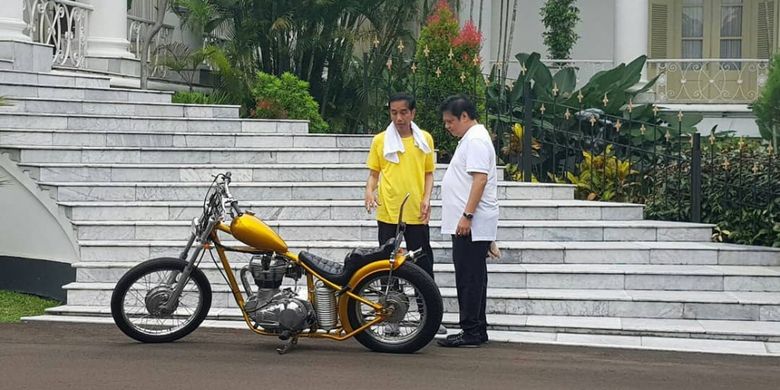 Presiden Joko Widodo memperlihatkan motor modifikasi bergaya chopperland miliknya kepada Menteri Perindustrian Airlangga Hartarto saat pertemuan di Istana Bogor, Sabtu (24/3/2018).