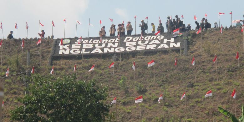 Ribuan bendera di sekitar Embung Nglanggeran, Patuk, Gunungkidul, DI Yogyakarta sebagai salah satu tempat menarik wisatawan.