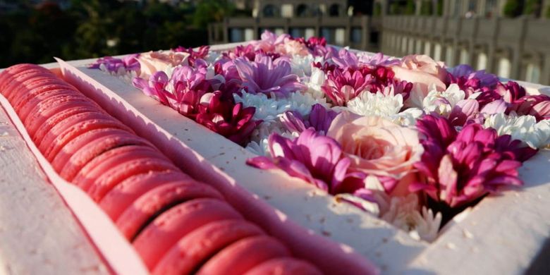 Belle Vue Eleevate GH Universal meluncurkan kado valentine romantis, bernama Blossom macaroon.  Bentuknya berupa kue macaroon yang disusun indah dipadukan dengan dekorasi bunga segar. 