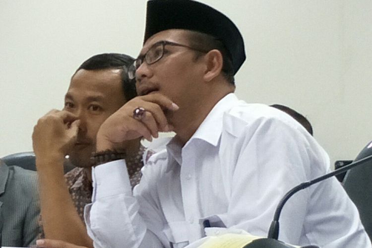 Komisioner KPU Pramono Ubaid dan Hasyim Asyari saat pembacaan putusan sidang ajudikasi yang diselenggarakan Bawaslu atas gugatan Partai Bulan Bintang
