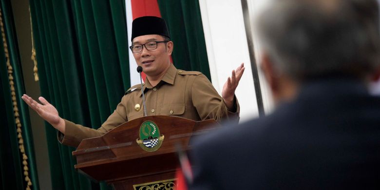 Gubernur Jawa Barat Ridwan Kamil saat memberikan penghargaan kepada 20 sekolah TK, SD, SMP, SMA/SMK dalam rangka Lomba Sekolah Sehat Tingkat Provinsi Jawa Barat 2018 di Aula Timur Gedung Sate, Jalan Diponegoro, Kota Bandung, Kamis (11/4/19).