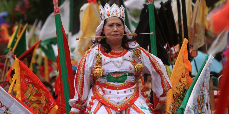 Rangkaian atraksi tatung dalam puncak perayaan Cap Go Meh di Kota Singkawang, Kalimantan Barat, Jumat (10/2/2017). Sebanyak 567 tatung turut berpartisipasi dalam perayaan budaya terbesar masyarakat Tionghoa di Kota Singkawang.