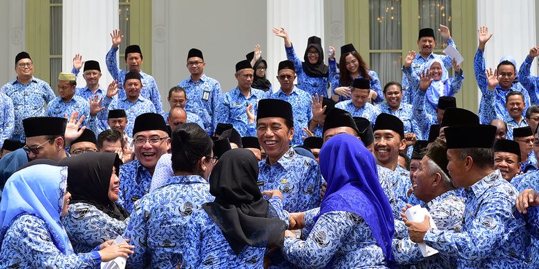 Jokowi telah menandatangani Peraturan Pemerintah (PP) Nomor 15 Tahun 2019 tentang Perubahan Kedelapan Belas atas Peraturan Pemerintah Nomor 7 Tahun 1977 tentang Peraturan Gaji Pegawai Negeri Sipil.