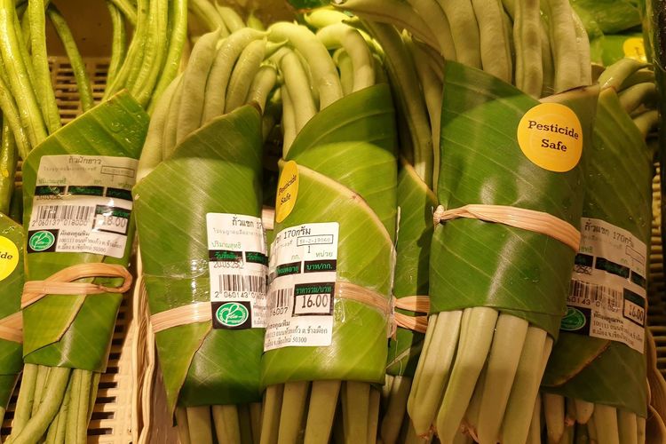 Kacang panjang dan buncis yang dikemas menggunakan daun pisang di Rimping Supermarket.