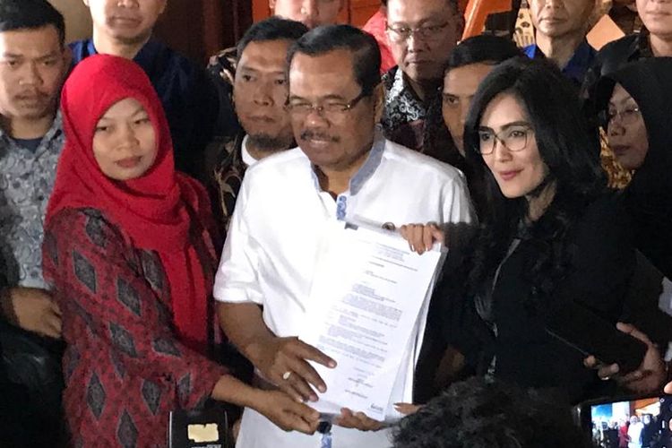 Jaksa Agung HM Prasetyo usai bertemu langsung dengan Baiq Nuril, di Kompleks Kejaksaan Agung, Jakarta Selatan, Jumat (12/7/2019).