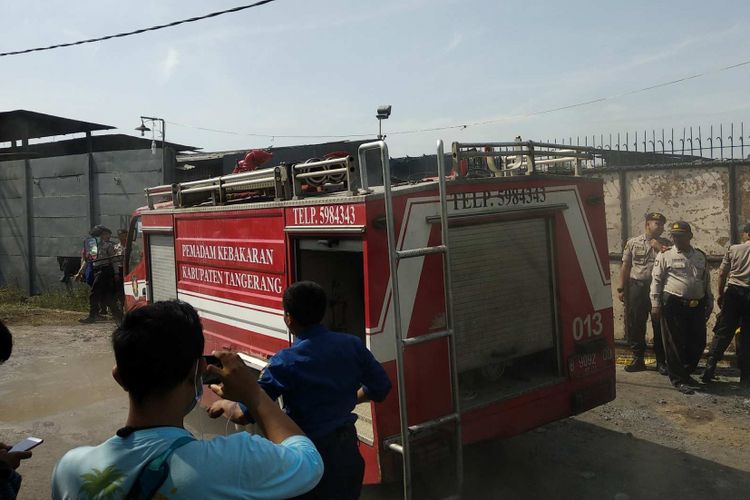 Sebuah mobil pemadam kebakaran tiba di lokasi gudang mercon yang terbakar pada Jumat (27/10/2017) pagi.