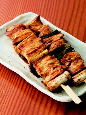 Meibutsu Kizokuyaki, yakitori berupa daging paha yang lengas dihidangkan dengan bawang Welsh, tersedia dalam rasa garam, saus, atau rempah. 