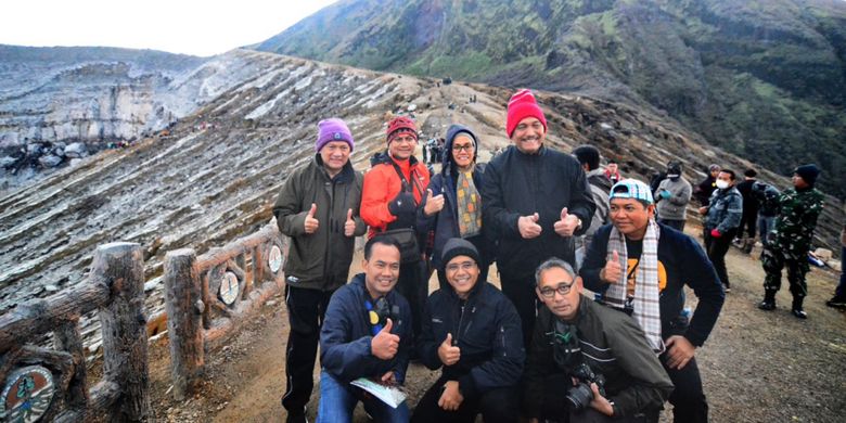 Sri Mulyani, Luhut Binsar, Agus Martowardojo serta Bupati Anas saat mendaki Gunung Ijen Jumat (2/3/2018)