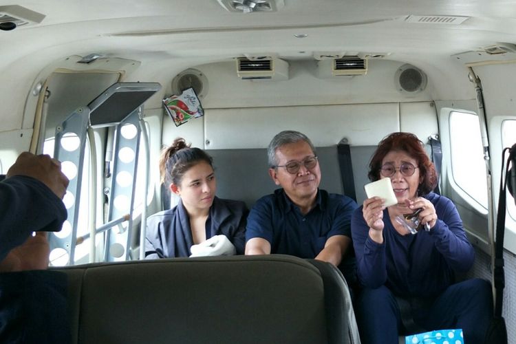 Menteri Susi dalam perjalanan meninjau daerah pesisir terdampak tsunami di Selat Sunda