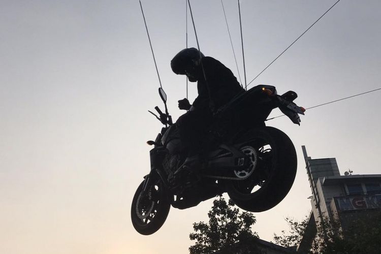 Foto yang diunggah seorang stunt rider asal Thailand. Pada unggahan tertanggal 3 Agustus tersebut, pemilik akun tampak menuliskan keterangan behind the scene. Latar belakang foto yang diunggahnya sangat persis dengan adegan saat Presiden Joko Widodo diceritakan melompati truk di video pembukan Asian Games 2018.