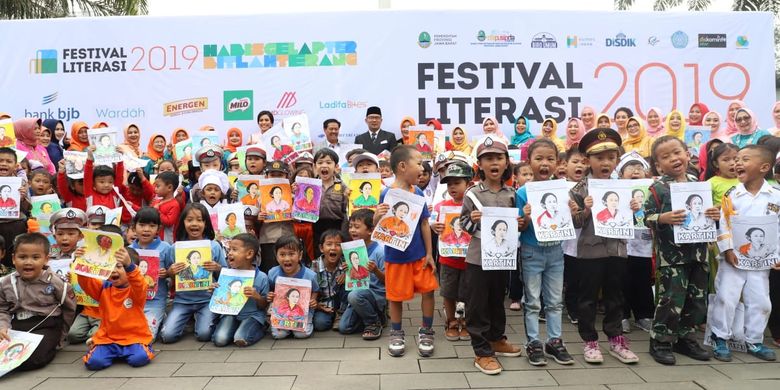 Festival Literasi disemarakkan oleh penampilan kolaborasi siswa tuna rungu dan tuna netra, performance dari para istri Forkopimda dan Bhayangkari, pameran perpustakan dan produk kerajinan dari 27 kabupaten/kota se-Jawa Barat, serta aksi flash mob Ayo Membaca oleh Ferry Curtis.